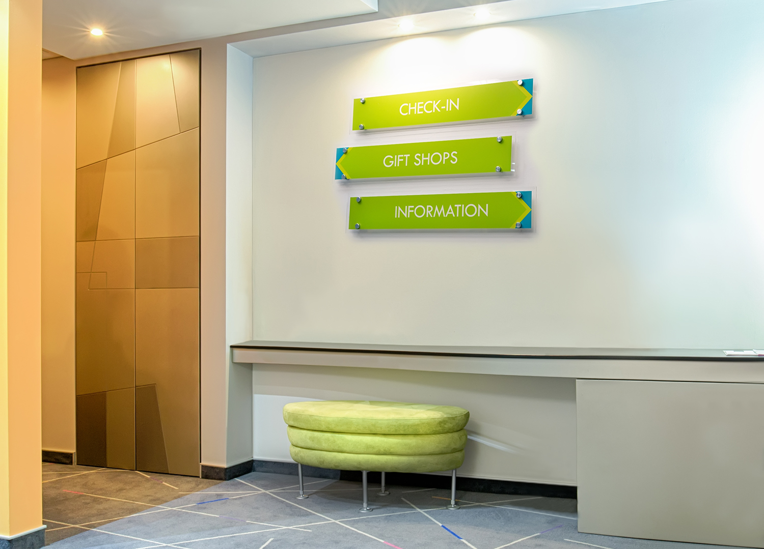 SOK 9 050 Hotoe lobby signs greenshutterstock 402854578 SOK 9 050 Hotoe lobby signs greenshutterstock 402854578